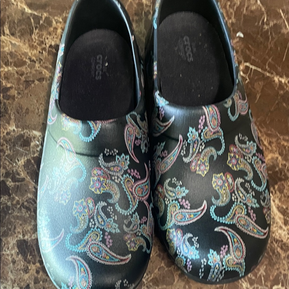 CROCS clogs womens size 10 Paisley Slippers - Black with Multicolor